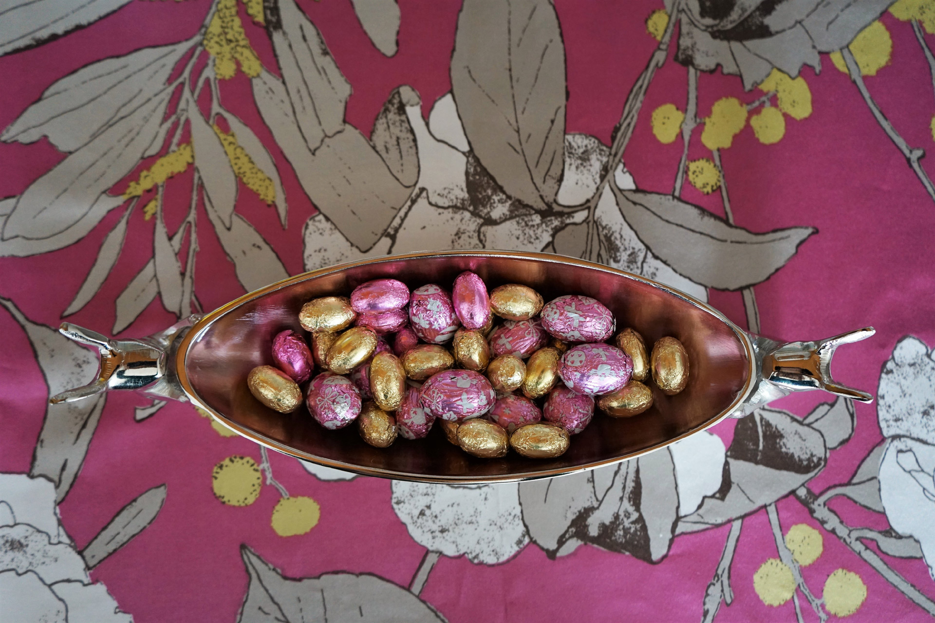 jajeczka czekoladowe na obrusie w kwiaty