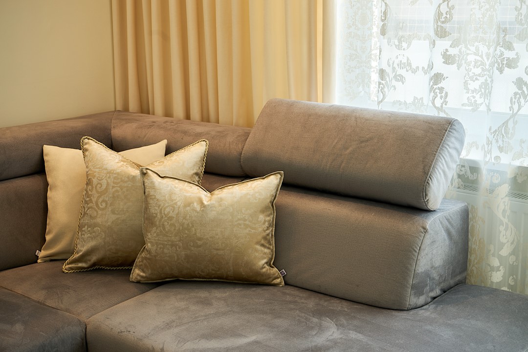 trzy dekoracyjne poduszki na sofie